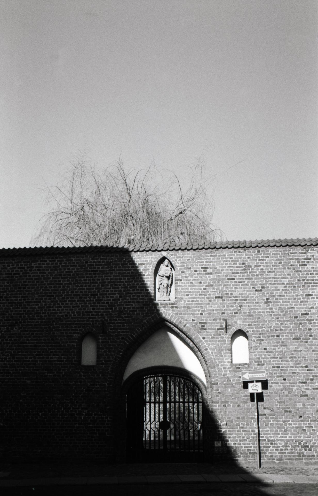 Thumbnail /2022 Stralsund/Statue im Schatten.jpg